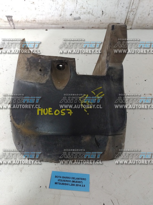 Bota Barro Delantero Izquierdo (MUE057) Mitsubishi L200 2014 2.5 $18.000 + IVA