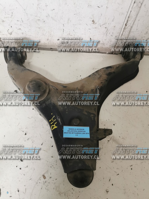 Bandeja Inferior Delantera Derecha (MUE198) Mitsubishi L200 2014 2.5 $35.000 + IVA