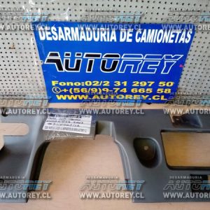 Tapa inferior izquierda tablero Nissan Terrano D22 $15.000 mas iva