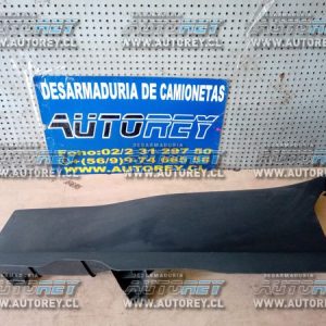 Tapiz cubre Pilar trasero inferior izquierdo Toyota Hilux Revo $10.000 mas iva