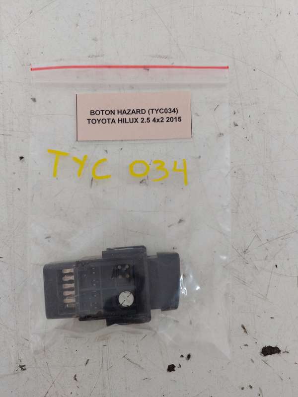 Botón Hazard (TYC034) Toyota Hilux 2.5 4×2 2015 $10.000 + IVA.jpeg