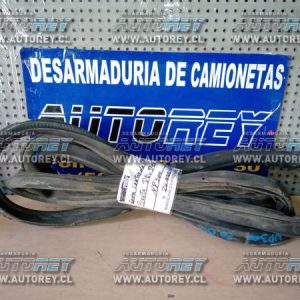 Goma contorno pila puerta delantera RH NP300 $10.000+IVA