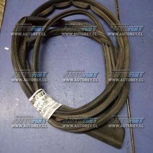 Goma contorno puerta delantera izquierdo Nissan np300 $10.000 más IVA