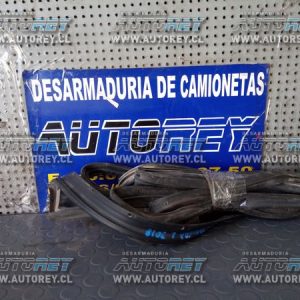 Goma contorno puerta trasera izquierda Nissan NP300 $10.000+IVA (3)