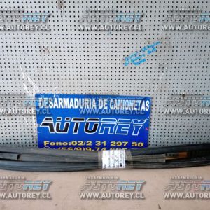 Goma contorno vidrio delantera RH Nissan NP300 $10.000+IVA