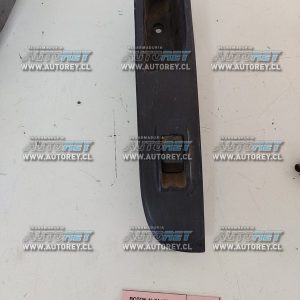 Boton Alza Vidrio Puerta Trasera Izquierda (MLA173) Mitsubishi L200 2015 $20.000 +IVA