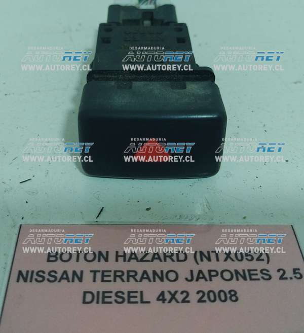 Botón Hazard (NTX052) Nissan Terrano Japonés 2.5 Diesel 4×2 2008 $10.000 + IVA.jpeg