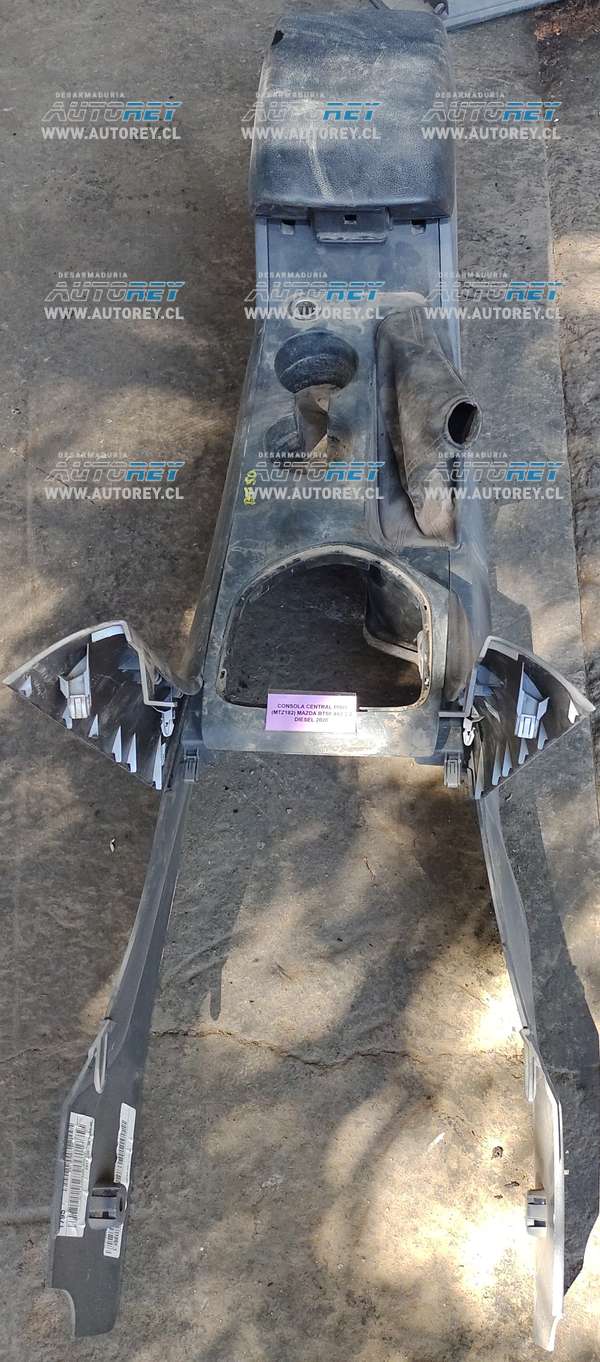 Consola Central Piso (MTZ182) Mazda BT50 4×2 2.2 Diesel 2020 $30.000 + IVA