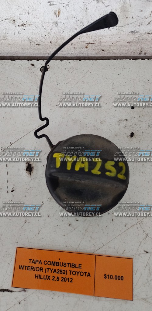 Tapa Combustible Interior (TYA252) Toyota Hilux 2.5 2012 $10.000 + IVA