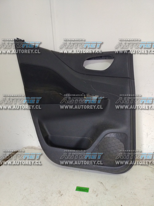 Tapiz Puerta Trasera Izquierda (NND059) Nissan Np300 4×4 2021 $25.000 + IVA (PARCELA)