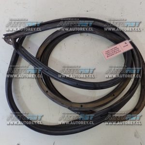 Goma Contorno Puerta Delantera Derecha (MLA138) Mitsubishi L200 2015 $10.000 +IVA